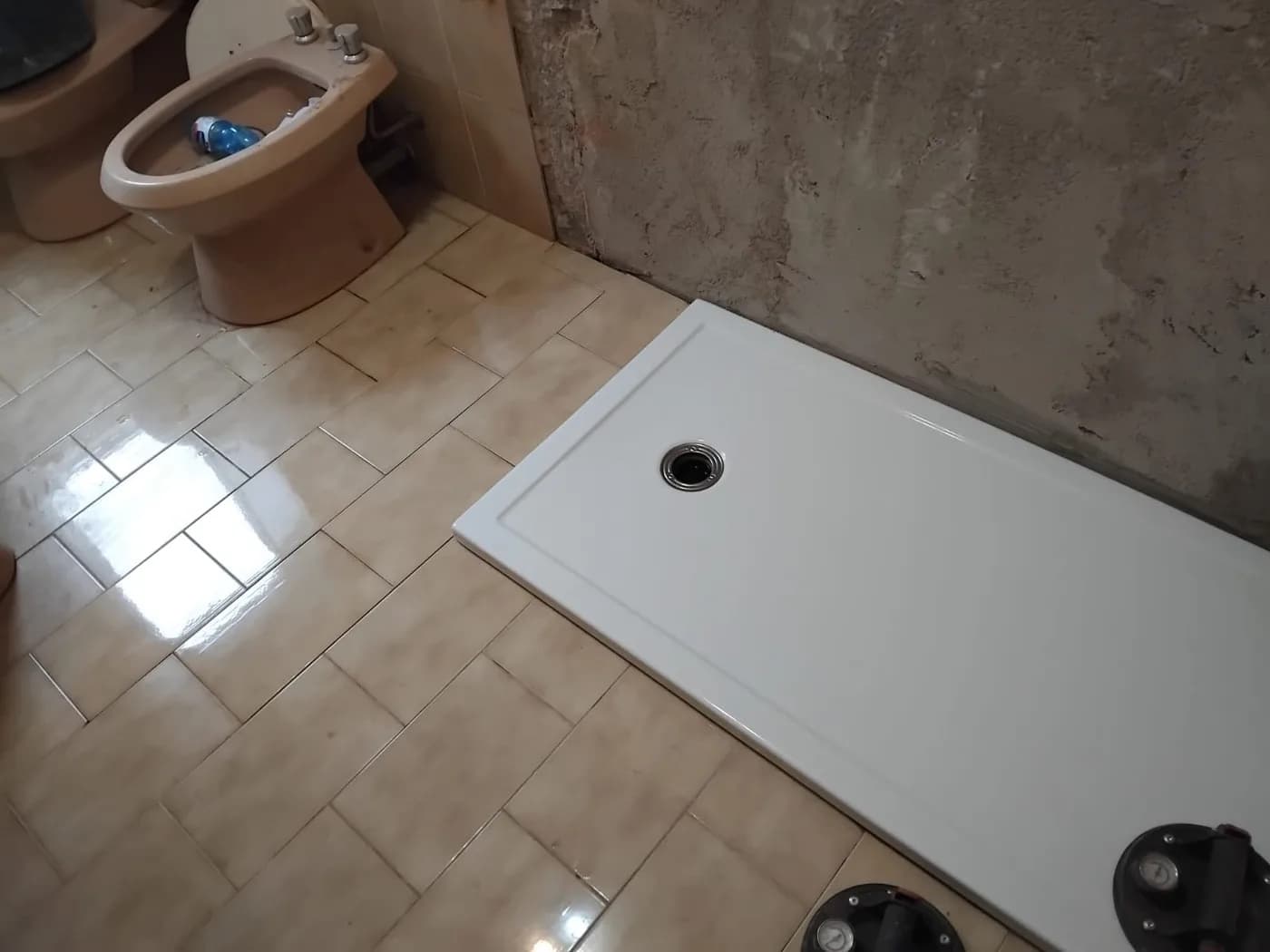 Posa del piatto doccia